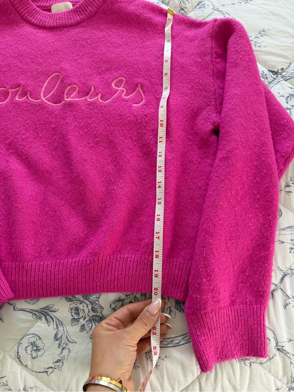 H&M Bright Pink Crewneck Sweater with "Couleurs" Embroidery (5) - Picture 4 of 5